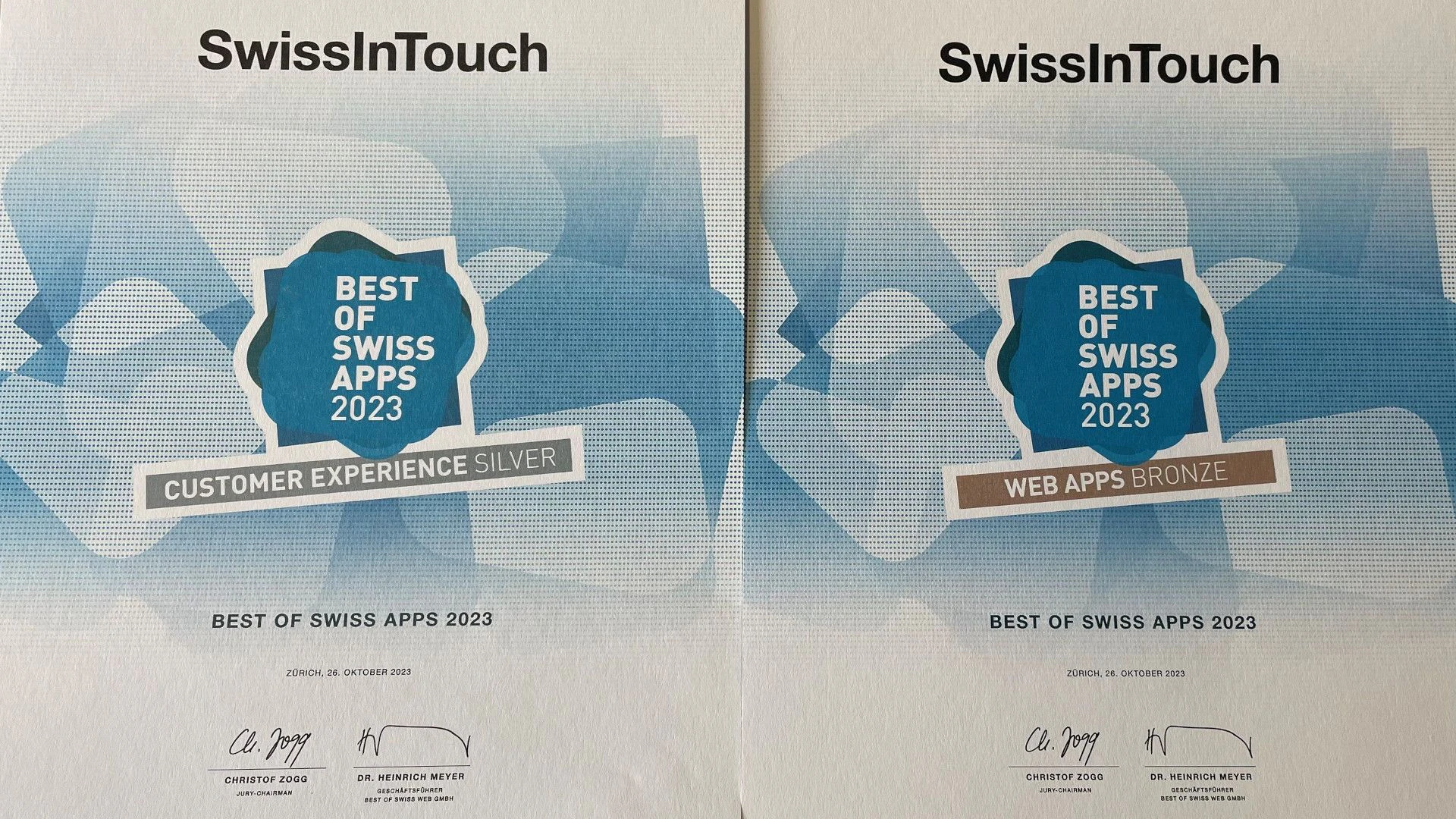 L'immagine mostra i due premi d'argento e di bronzo che sono stati assegnati in occasione del Best of Swiss Apps Awards 2023.